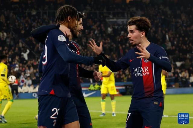 C罗被罚下后，看台上的爱尔兰球迷模仿他做出的哭泣手势（C罗红牌下场后，爱尔兰球迷在看台上模仿其“哭泣”手势）