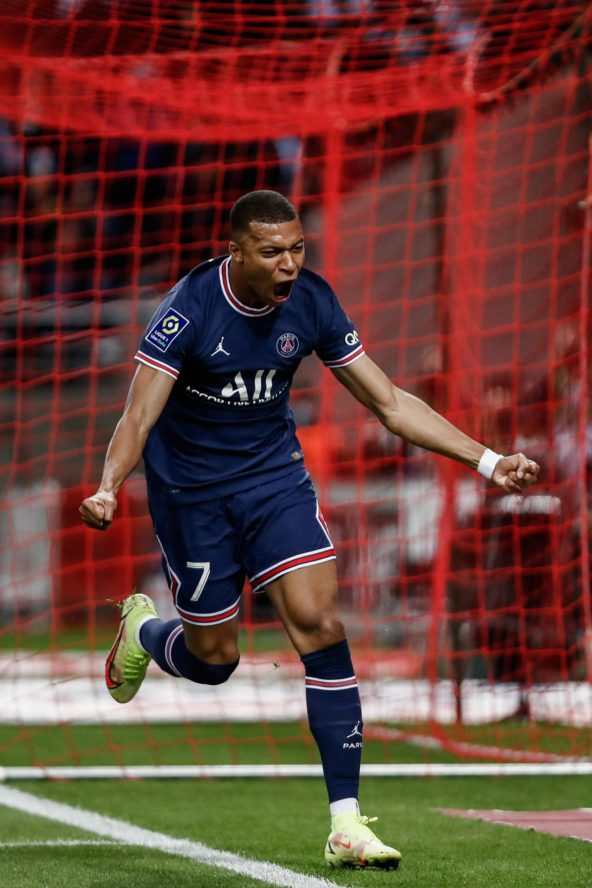 TA：恩德里克租借里昂需首发25场，否则里昂需赔偿皇马（TA：恩德里克外租里昂含25场首发条款，未达标里昂需向皇马赔偿）