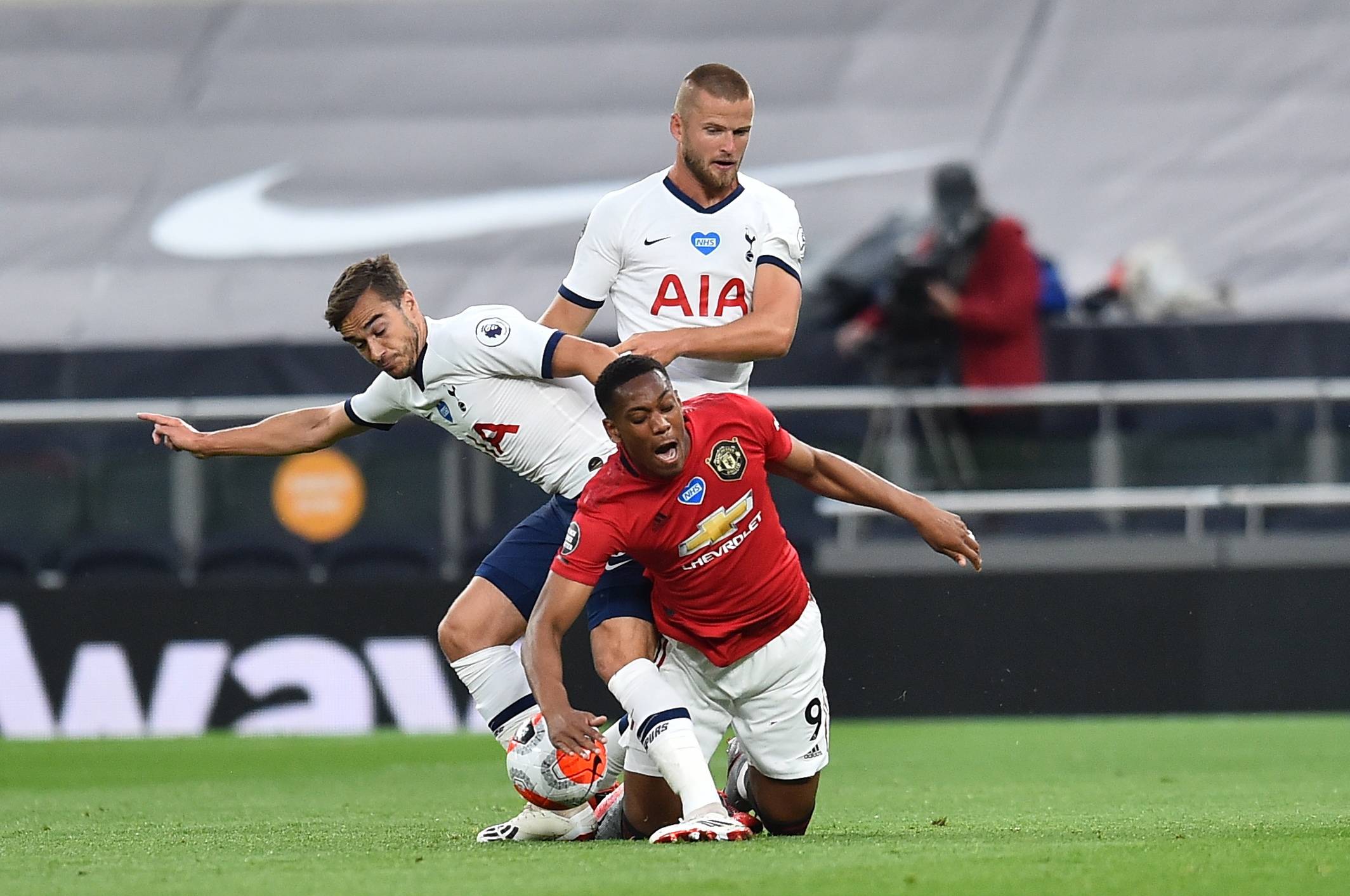 阿尔巴达成迈阿密百场里程碑，获赠纪念球衣+全队合影庆祝