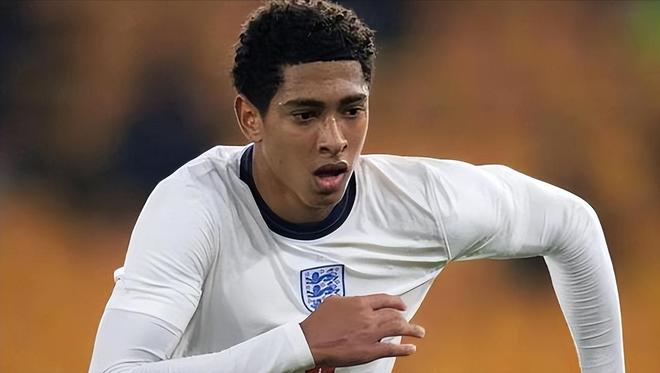 张伯伦代表阿森纳U21出战曼联U21，8年后再为枪手比赛