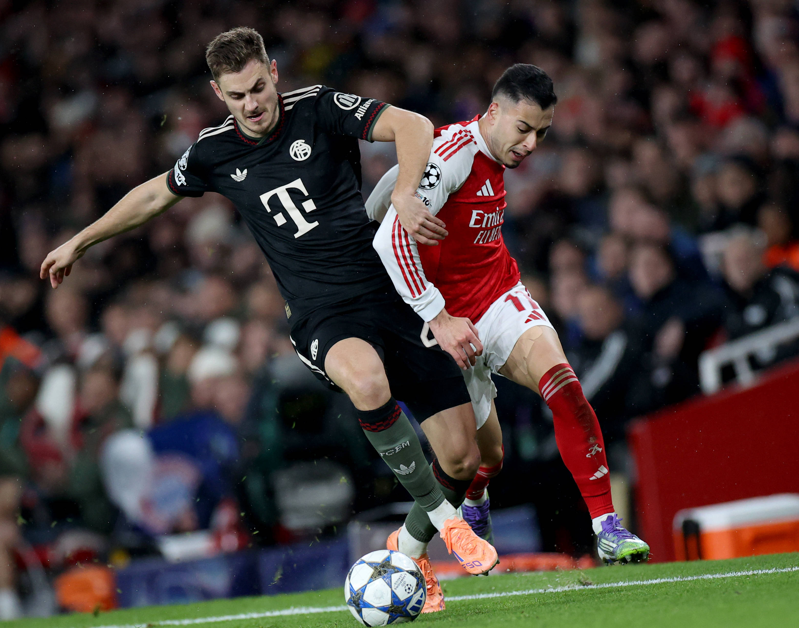 帕尔特伊听证会法院外，有抗议者举横幅批评阿森纳不作为