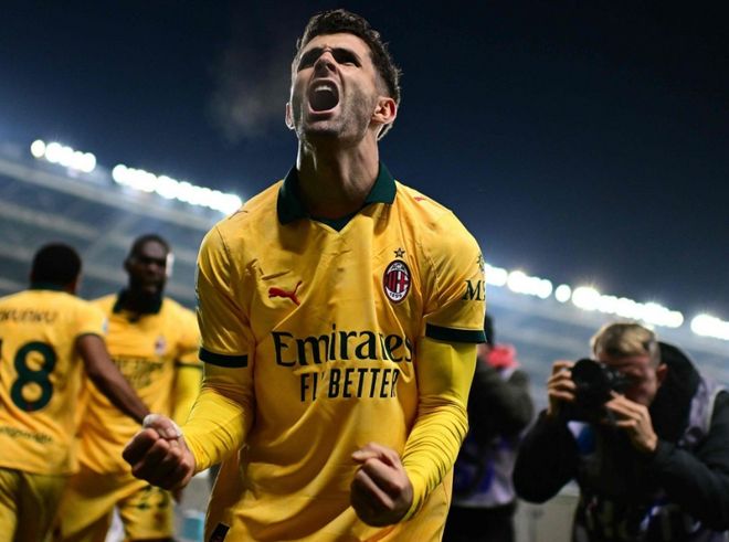 足球国足忙碌备战，训练场加练至夜晚（国足紧锣密鼓备战，训练加练到夜晚）