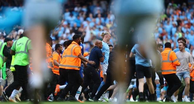 我懂用户晒视频：疑似泰山球迷看亚冠试图进入国安看台未果（我懂用户发布视频：疑似泰山球迷观亚冠试图进入国安看台未果）