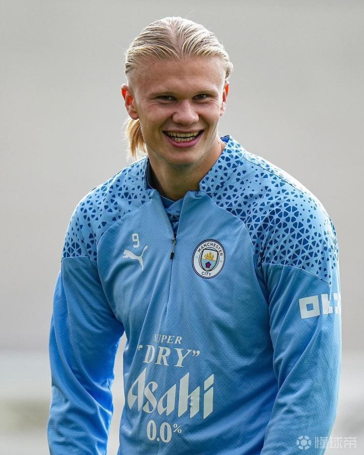 国乒8-2法国采访！莎头谈双打，王曼昱不满失误，梁靖崑谈被逆转