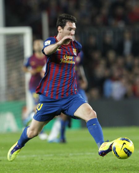 澳超半场：皮埃利亚斯染红，十人阿德莱德联暂2-1墨尔本城（澳超半场战报：皮埃利亚斯被罚下，少一人的阿德莱德联暂2-1领先墨尔本城）