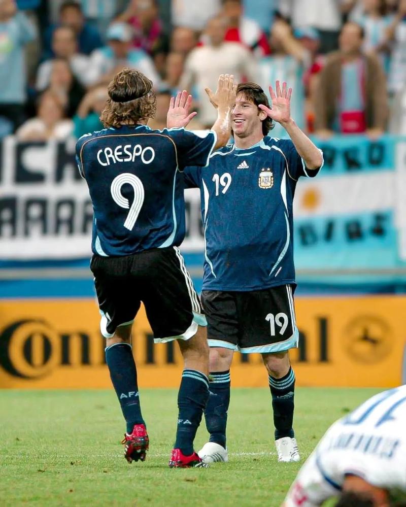 扎戈：托蒂睡觉打呼噜还说梦话；吐西蒙尼口水是因他故意挑衅（扎戈爆料：托蒂睡觉会打呼也会说梦话；向西蒙尼吐口水因其刻意挑衅）