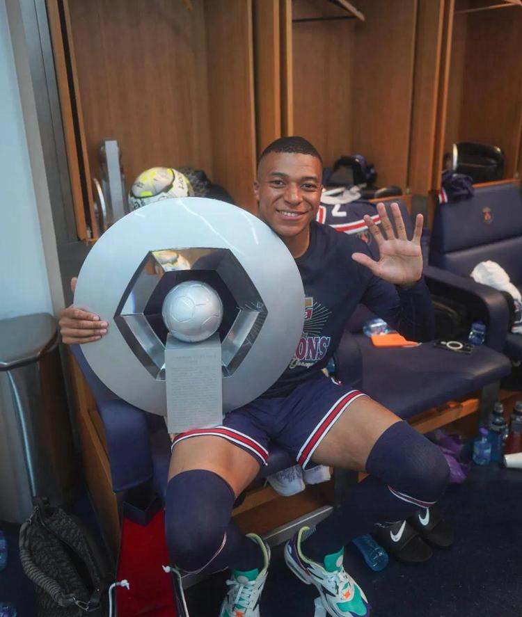 足球国足热身赛表现积极，主帅称进步肉眼可见（国足热身赛态势向好 主帅：进步一目了然）