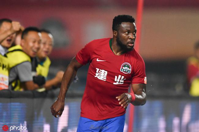 青岛伤兵满营迎常规赛！齐鲁德比争议判罚成导火索？