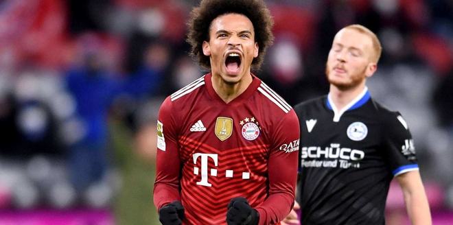 莱奥：我正在学习踢中锋，球队在场内场外都在帮助我（莱奥：正适应中锋角色，全队在场上场下给予支持）