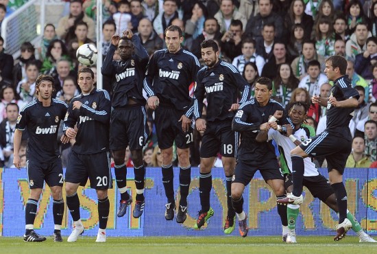 媒体人：杯赛的地板问题太大了，换地板无望应该撕掉所有地贴（媒体人称杯赛地板问题严重，更换无望应全部撕掉地贴）