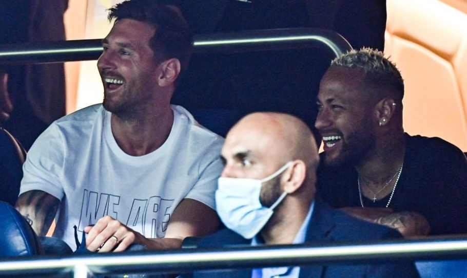 常州举办足球音乐晚会，黄紫昌夫妇甜蜜献唱《小酒窝》（常州上演足球音乐之夜，黄紫昌携妻深情合唱《小酒窝）